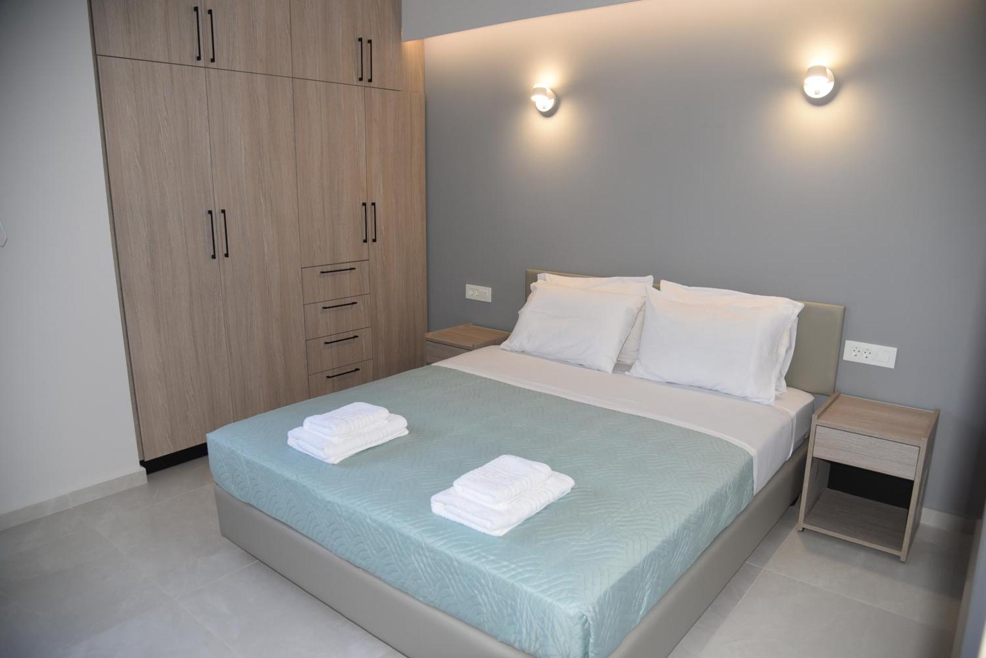 Pirgos Deluxe Apartment - Private Parking Kíssamos Exteriör bild