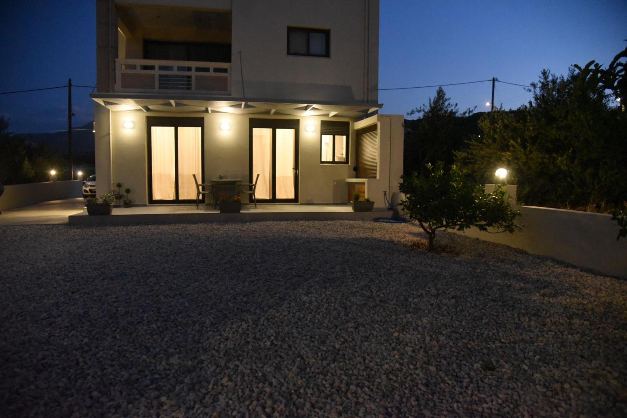 Pirgos Deluxe Apartment - Private Parking Kíssamos Exteriör bild